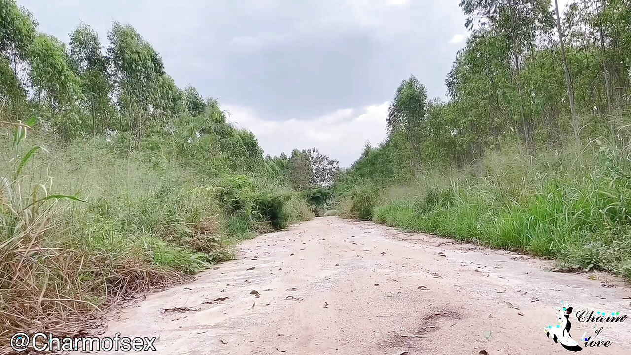 Садівник трахає дівчину на вулиці.