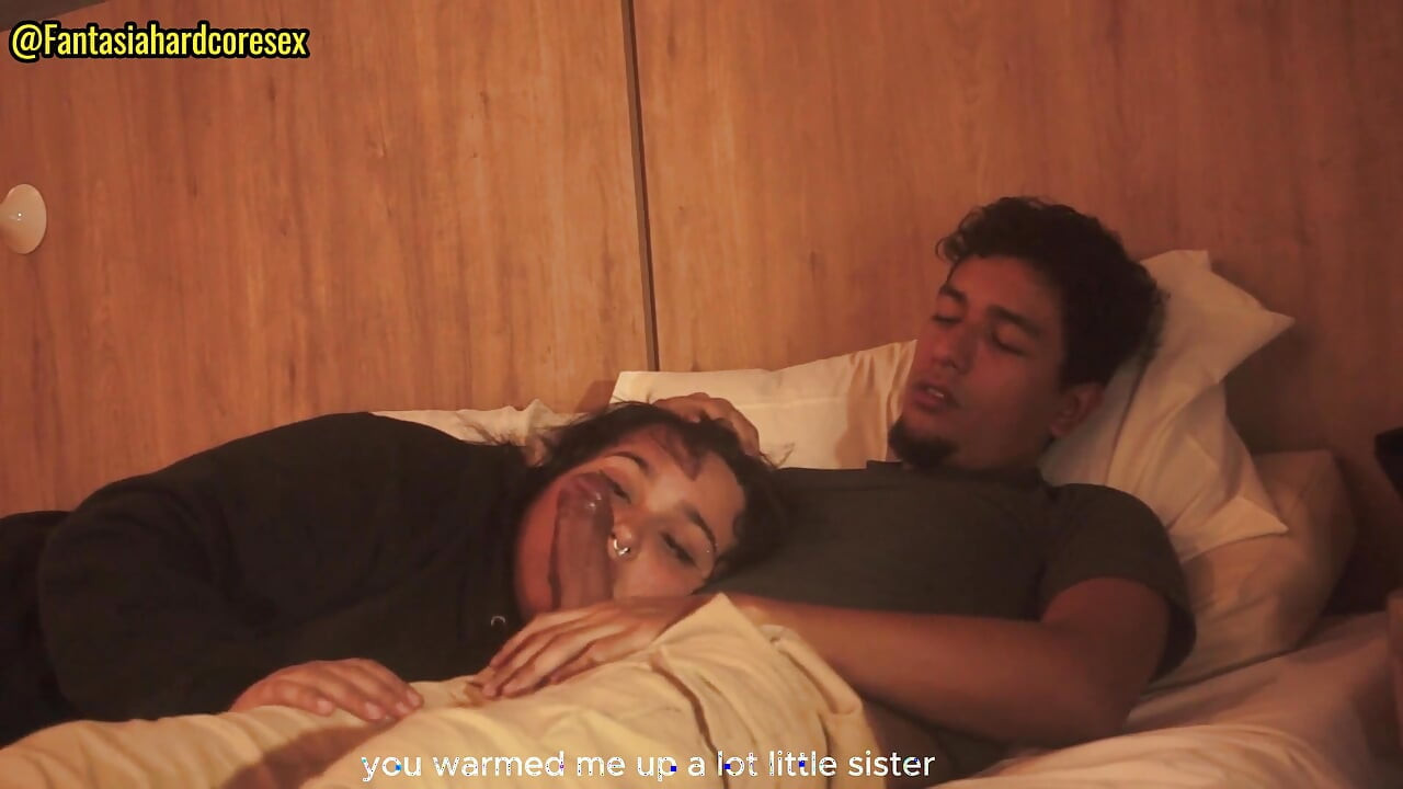 我的继妹在看完电影后吞下我的阴茎, 他们差点发现了我们