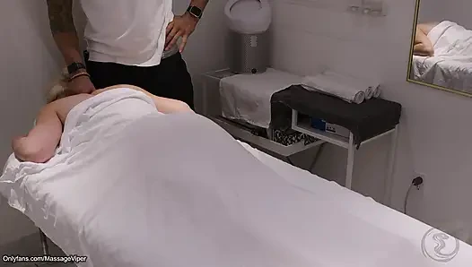 Klient wechselt die rollen und wird zur masseuse!