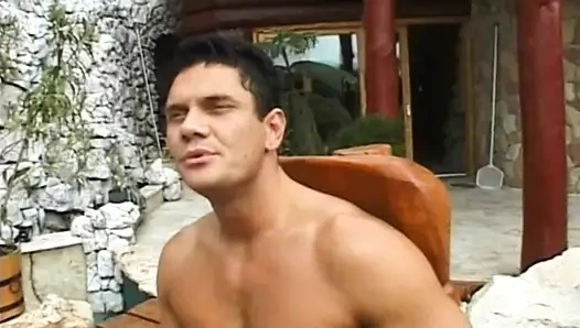 Pirang dengan pantat bulat yang menakjubkan, pantatnya disetubuhi oleh kontol besar