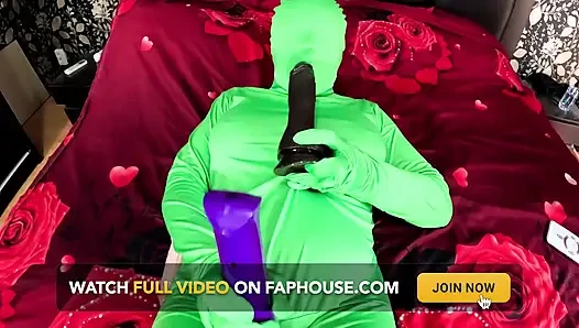 Tam Zentai encasement oyuncak oyunu. Büyük zenci yarağı dildoyla azdırıyor, amına tokat atıyor ve naylonun içinden sigara içiyor