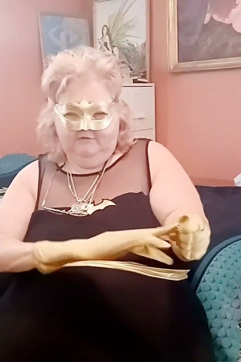 Guantes de oro satinados juegan con fetiche al estilo grandota