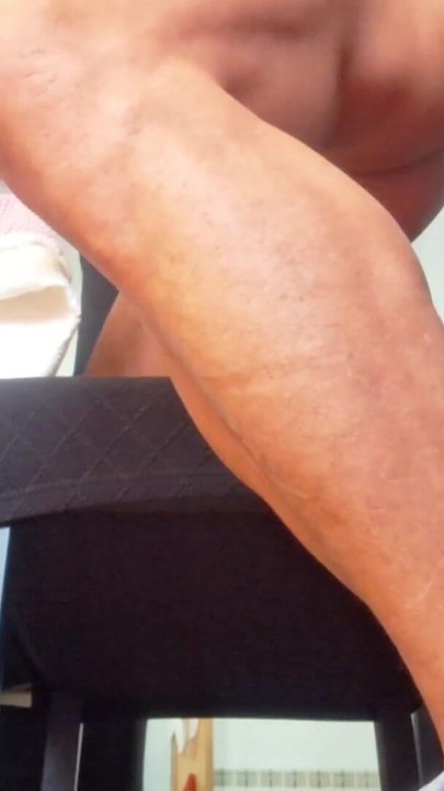 Hotsportfitboy在椅子上撸管并呻吟直到高潮 |剪辑 2