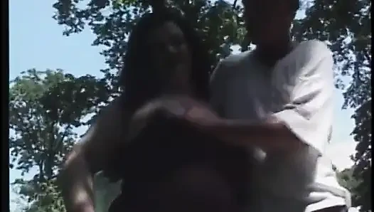 Wanita dewasa rambut cokelat dengan toket besar lagi asik ngentot di luar ruangan