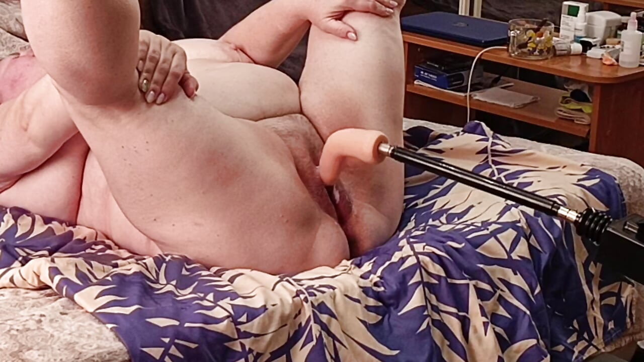 La copine a levé ses jambes et les a écartées pour que je la baise avec une machine à sexe