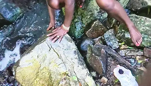 Милфе лижут ее киску и трахают у реки