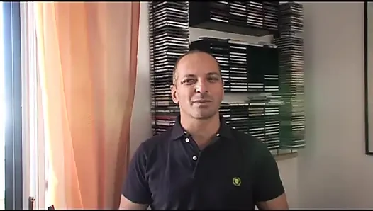 Tatlı sarışın sikiliyor ve götü sert bir yarakla sikiliyor götüne boşalıyor