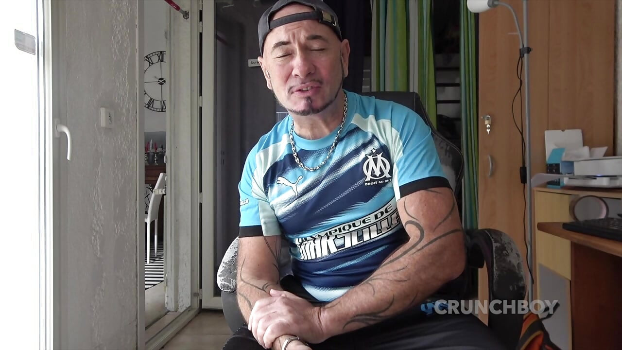 Straigth家伙被他最好的fyen d无鞍性交并繁殖他的小穴