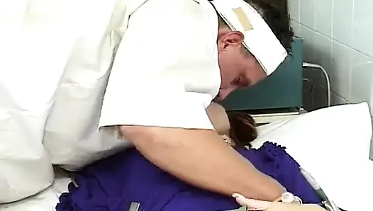 Fransız bayan çetesi doktorlar tarafından sikiliyor