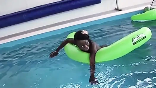 Чернокожую шлюшку из Франции трахнули двойным проникновением в бассейне