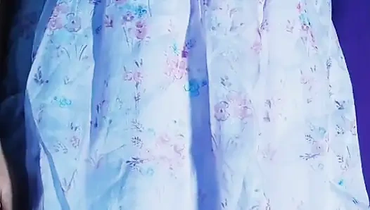 Hintli kız piya kısa elbise giyiyor