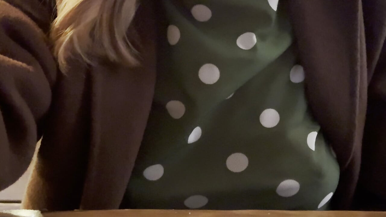 Zadirkujem ljude sa bradavicama u čistoj bluzi u restoranu koji večera