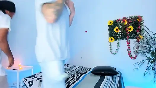 Profesyonel kozmetolog ve masajçı, buluşmasını mutlu bir sonla bitiriyor.