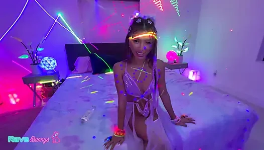 Clara Trinity'nin parti sonrası enerjisi dj ile yaramaz bir geceye yol açıyor!