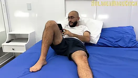 Teman sekamar ini dientot sama teman sekamarnya dengan ipad-ku