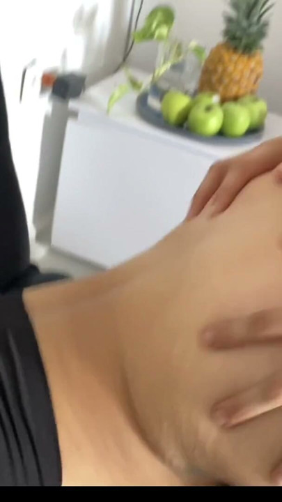 エロい隣人がスマホの使い方を教えてほしいって言うから…俺の上に跨がっちゃった!! | クリップ2