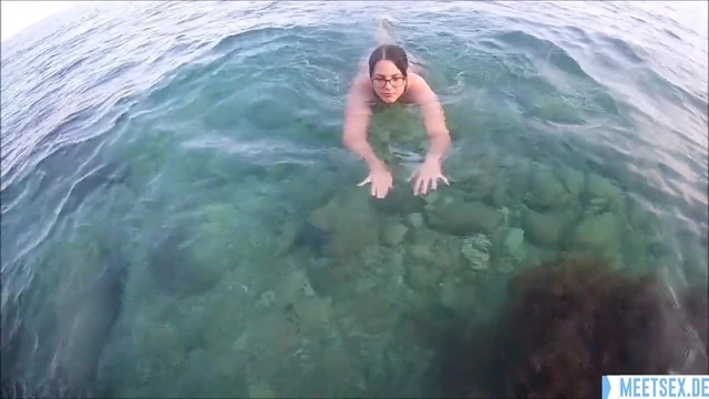 Public Blowjob beim Schwimmen!