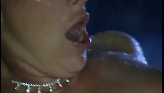 Pelacur basah dan berantakan dientot habis-habisan dan dientot habis-habisan sama kontol besar