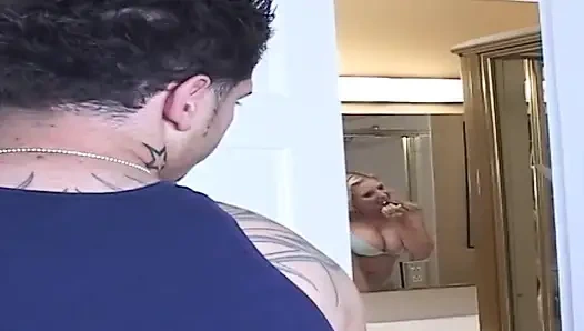 MILF Panas Suka Bercinta dengan Pria Asing