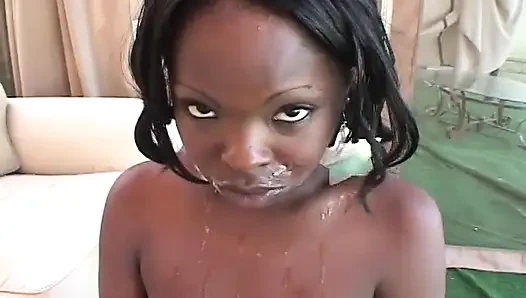 Первая глубокая глотка с белым членом