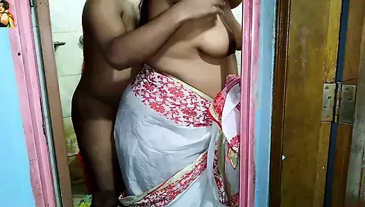 Тетушка Aditi стирает одежду без блузки, когда соседский паренек пришел и трахнул ее - индианка с огромными сиськами, 35-летняя дези 4K