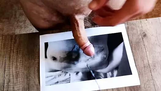 Krummer Schwanz spritzt auf sexy Tittenfoto