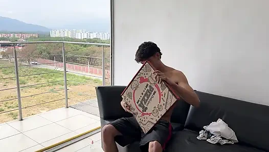 Saya bosan jadi saya memutuskan untuk mengerjai saudara tiri saya sehingga saya bisa dia