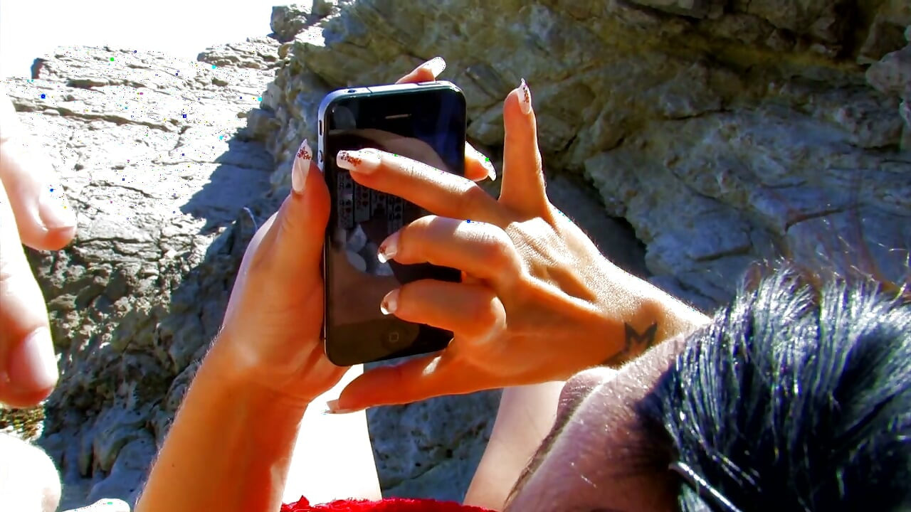 Latinas incríveis fodendo com todos os buracos em um dia muito ensolarado