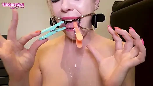 Слюни шлюшки: пропитанная слюной, с кляпом и страпоном