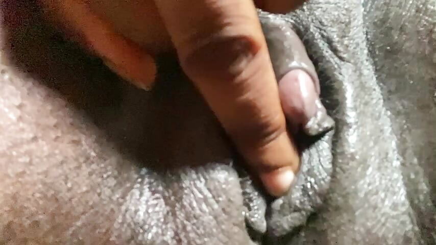 Masturbation de chatte chez mon oncle.