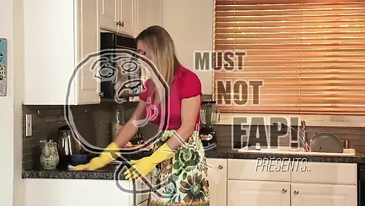 Aleyna membawa kue panas yang dimasak ke rumah untuk bu dean dari ibu tirinya