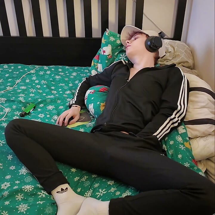 Young twingo jerking off and playing his ass
