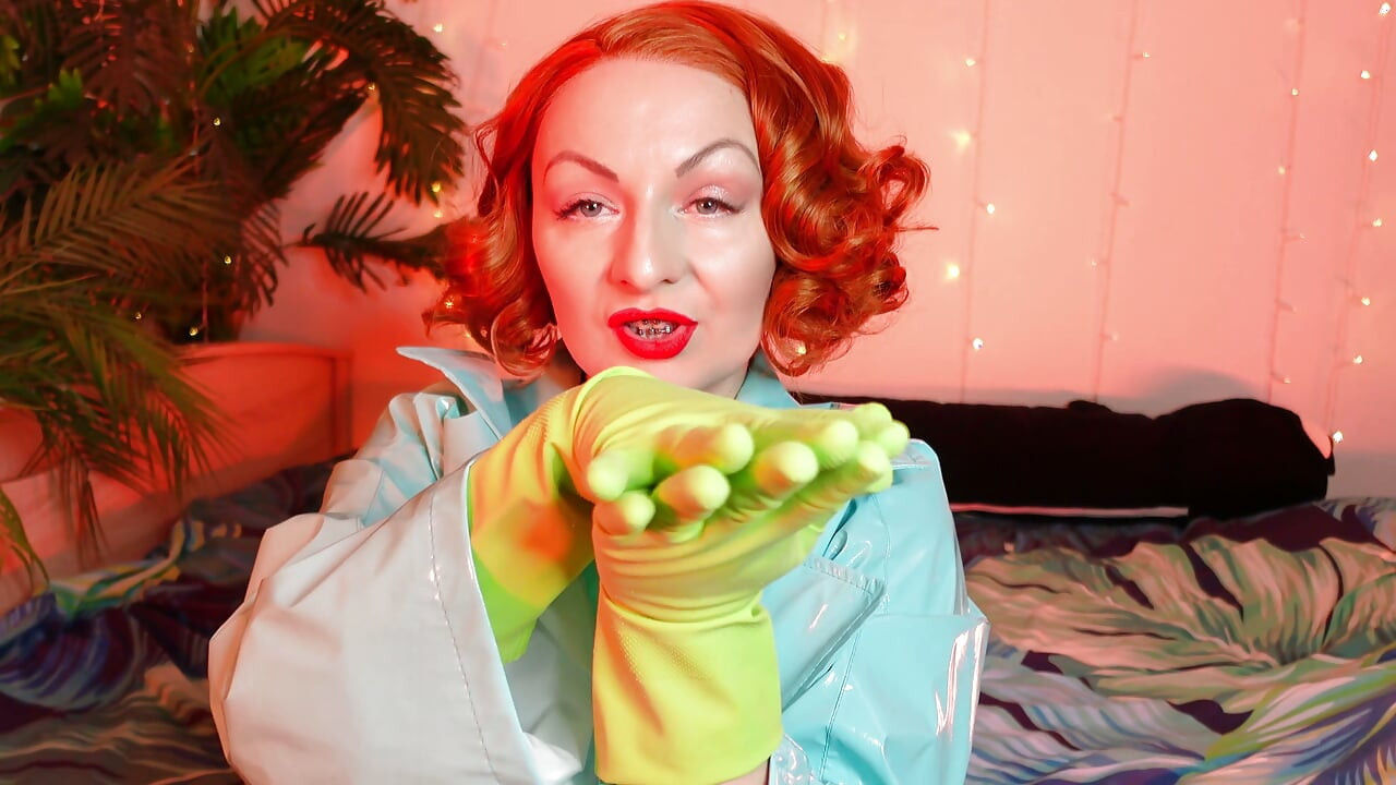 Hot pussy masturbation of horny MILF in rubber household gloves