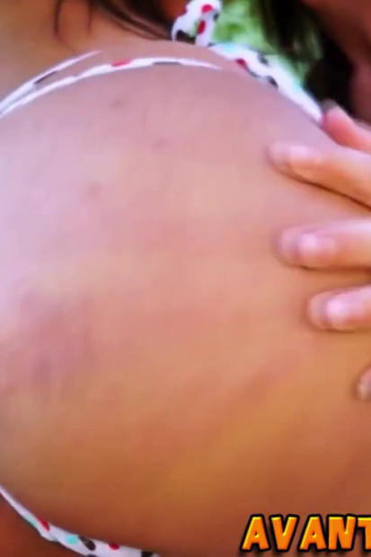 变性人朋友在花园里啪