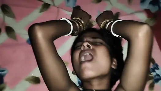 Desa padosi bhabhi ke ghar par raat ko chudai di India bhabhi devar sialan