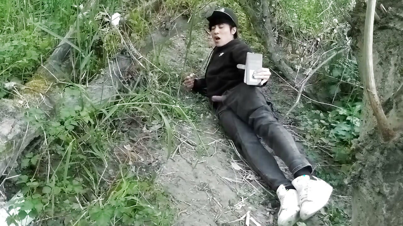 Roztomilý Jon Arteen Gay Twink si honí venku, Dry-hrbe vzduch a vystříká sperma dírou do jeho kalhot