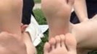 Nackte Füße und asiatische Mädchen in Strumpfhosen zeigen Füße
