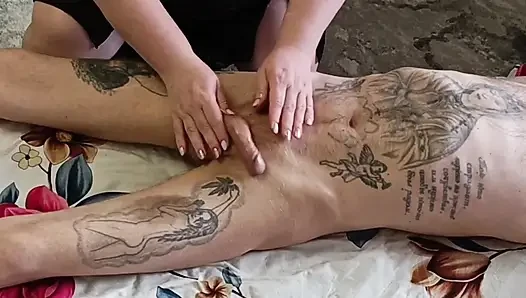 Cewek ini memijat tubuhnya dan ngocok kontolku sebelum crot