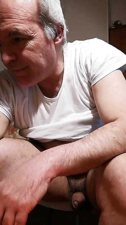 Boşalmak ve el işinin tadını çıkarmak için bir lezbiyen porno videosu izliyorum!