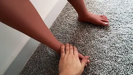 Aku mencium memekmu di bawah kasur, apa kau bersembunyi di sana? Keluar? Biarkan aku menidurimu!