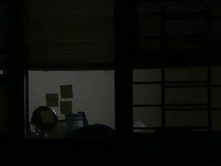 Okno sousedky kouká na nudnou noc