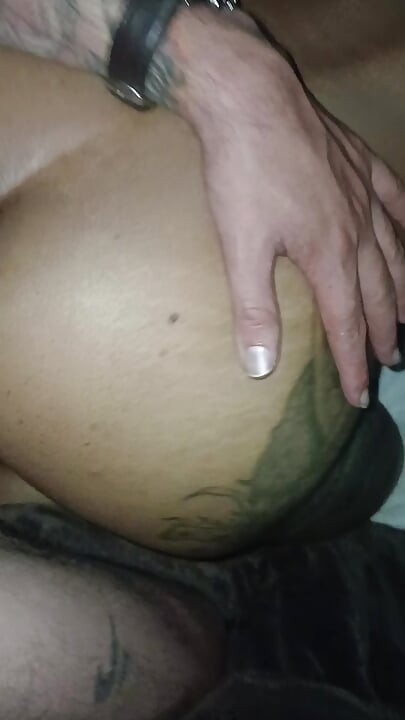 I put on all fours a brunette mother-in-law and give her cock until I cum in her black and hairy close