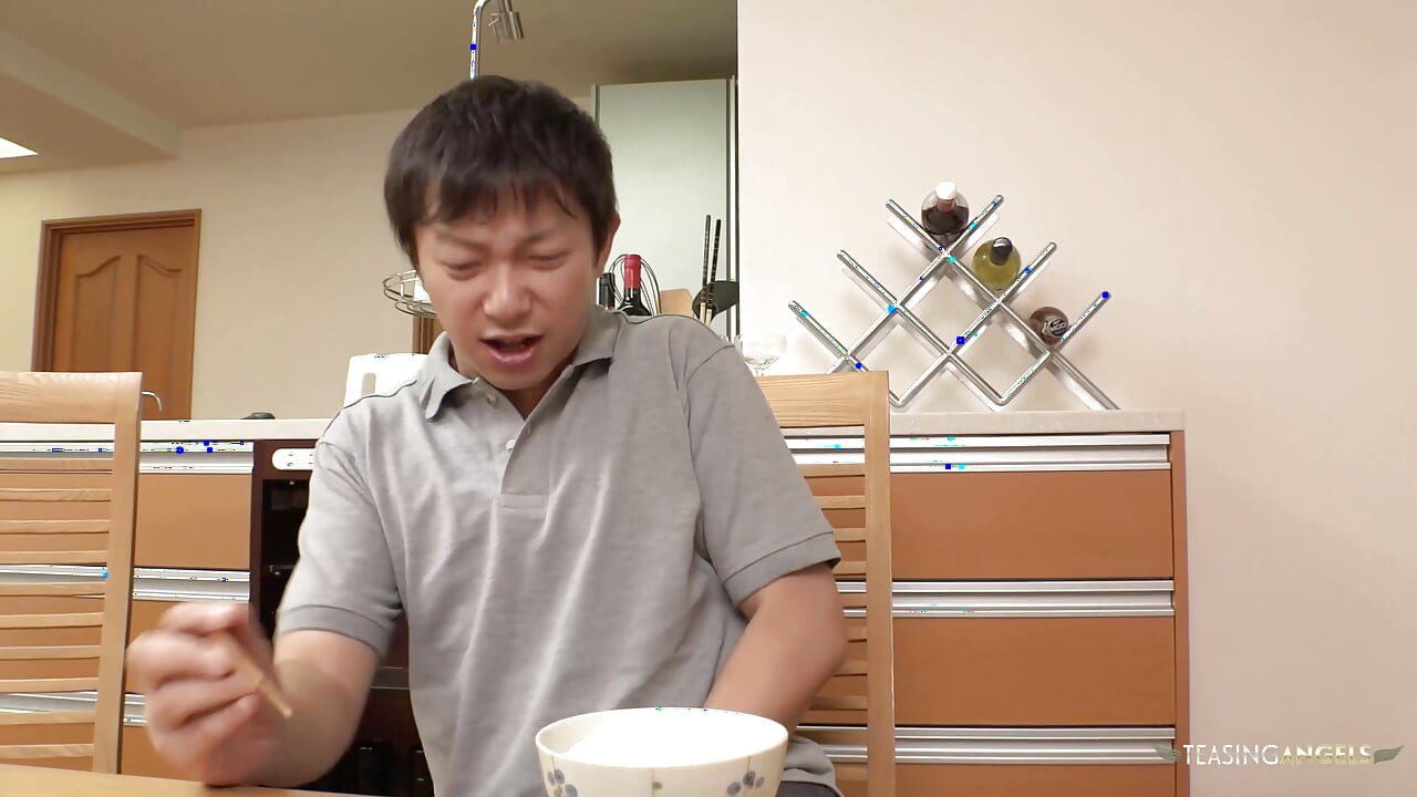 另一个女人在狗式姿势做爱时大声发声