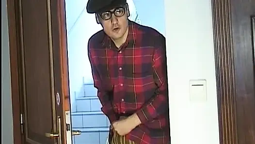 Sperma fressenes deutsches schätzchen wird in einer gangbang-session geknallt