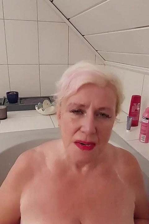 Nine küvette sakso çekiyor ve bolca döl yiyor!