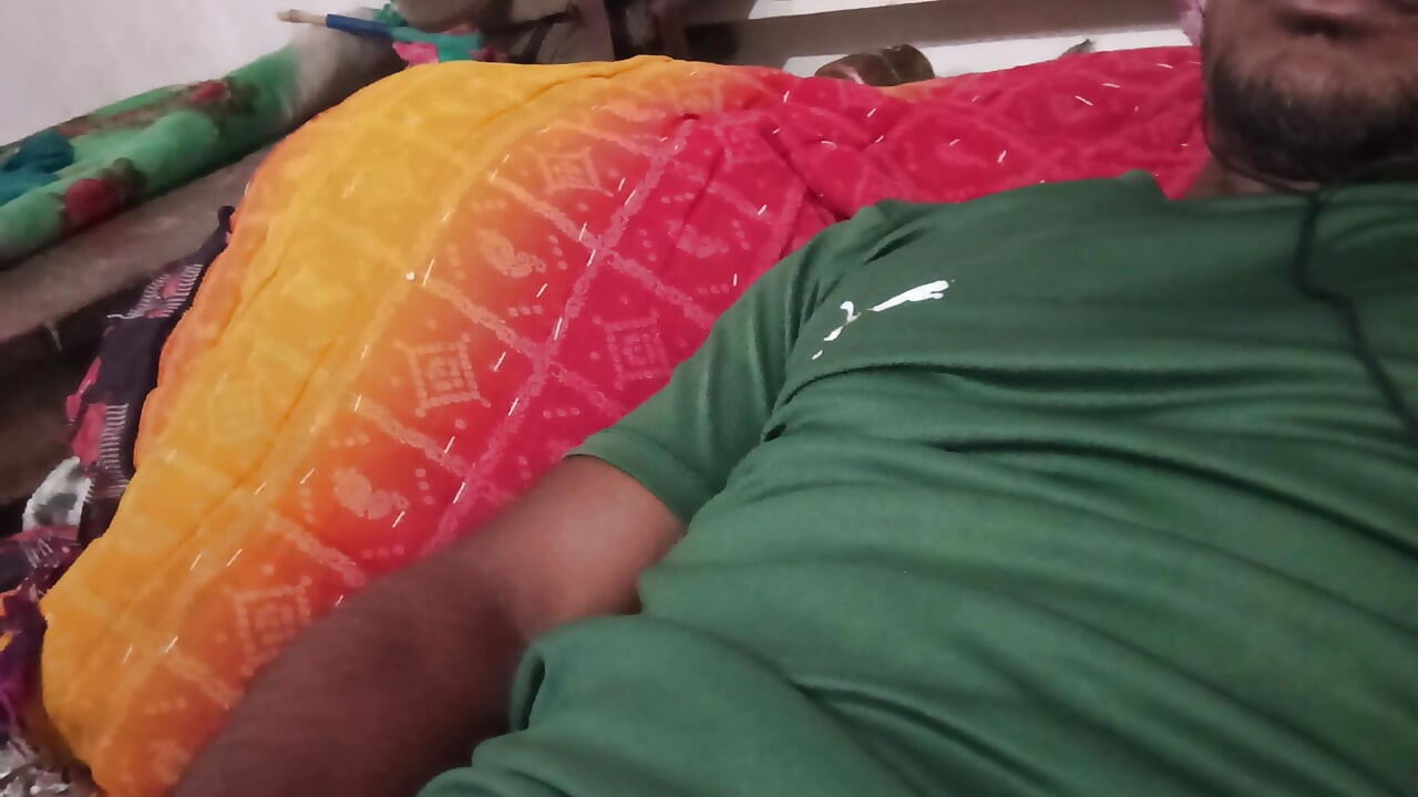 Masajeándome la polla con la mano