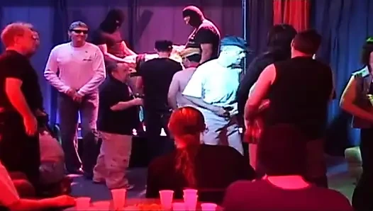 Cewek hot rambut pirang di-gangbang sama pria lain di pesta seks liar