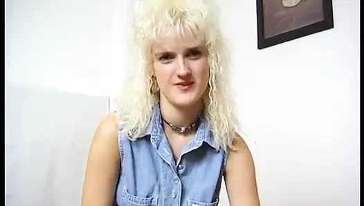 Blonde deutsche MILF im solo-akt