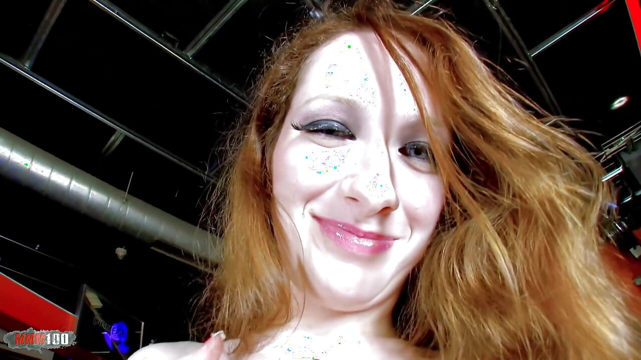 Aurora Viper: Foda anal em um bar com a linda ruiva francesa Aurora Viper