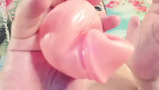 İri güzel kadın sahibe dev bir dildo sokuyor ve kamera önünde ona mastürbasyon yapıyor.